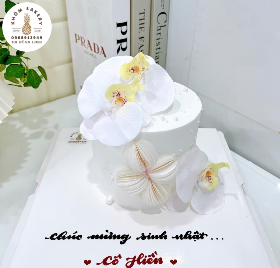 Bánh kem tone trắng kết hợp hoa lan hot 