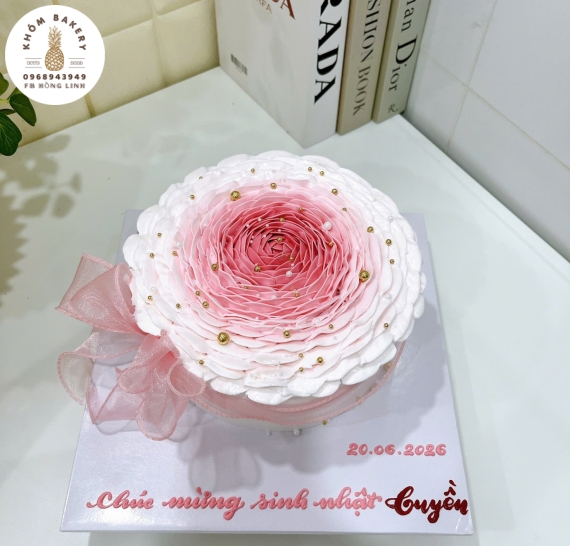 Bánh kem tạo hình bông hồng xinh sắn 