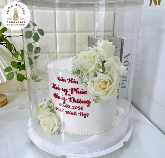 Mẫu bánh kem cưới kết hợp hoa tươi tone hồng 