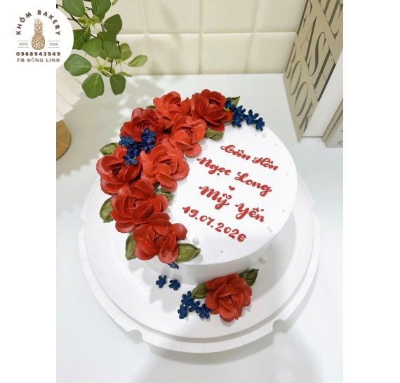 Mẫu bánh kem cưới tone trắng kết hợp bắt hoa đỏ hot 