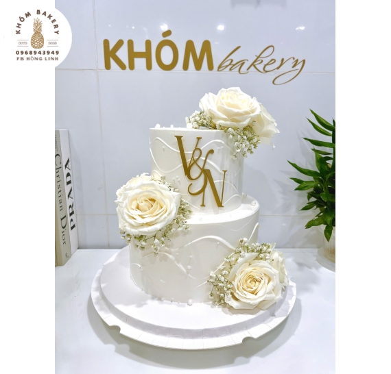 Mẫu bánh kem cưới đẹp cao cấp 2 tầng trang trí hoa tươi 