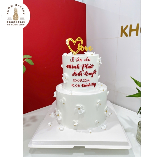 Bánh kem cưới đơn giản trắng kết hợp vàng kim