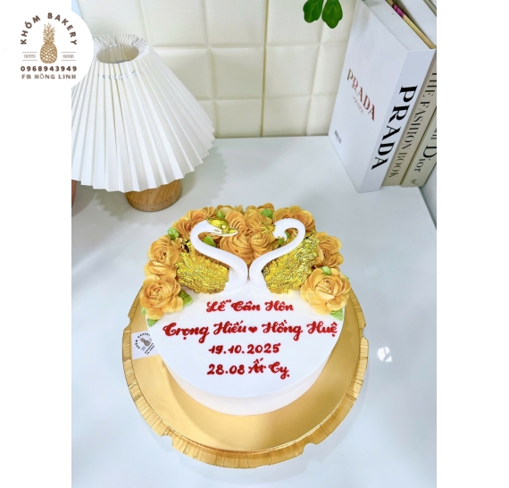 Bánh Kem Cưới màu vàng đồng đôi chim uyên ương