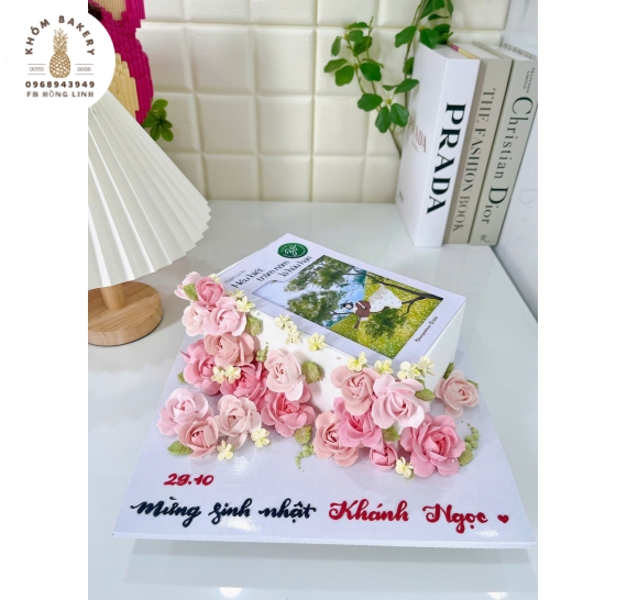 Bánh kem hình vuông in quyển sách