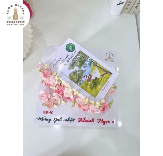 Bánh kem hình vuông in quyển sách