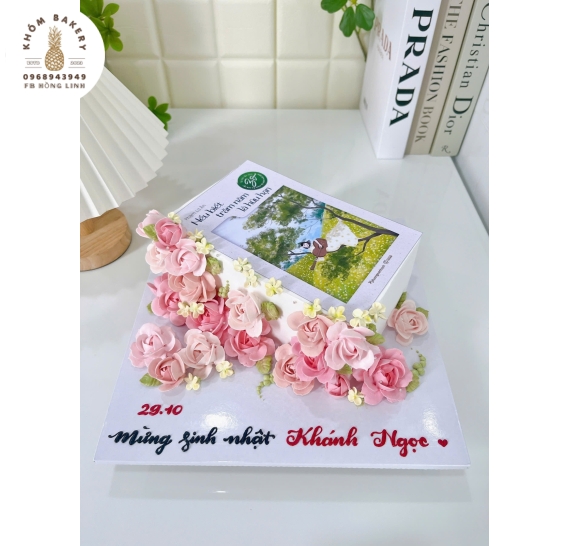 Bánh kem hình vuông in quyển sách