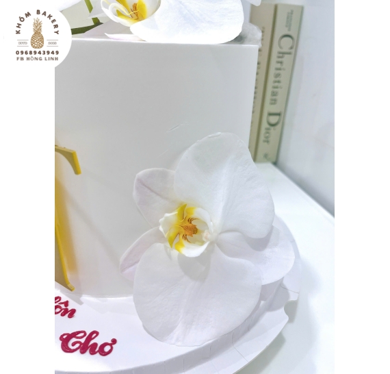 Bánh kem cưới tone trắng đám cưới hoa lan 
