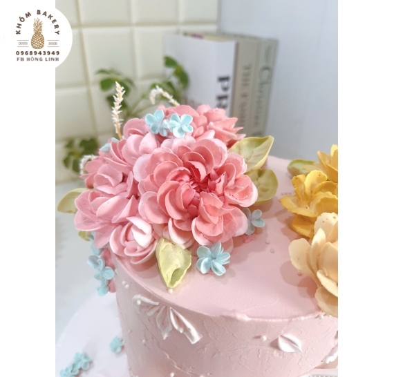 Bánh kem tạo hình bông hoa tone hồng mẫu mới đẹp 2025