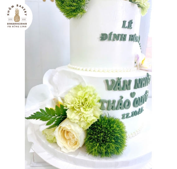 Bánh kem cưới sang trọng trang trí hoa tươi