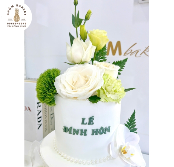 Bánh kem cưới sang trọng trang trí hoa tươi