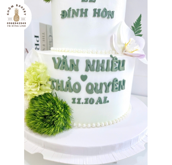 Bánh kem cưới sang trọng trang trí hoa tươi