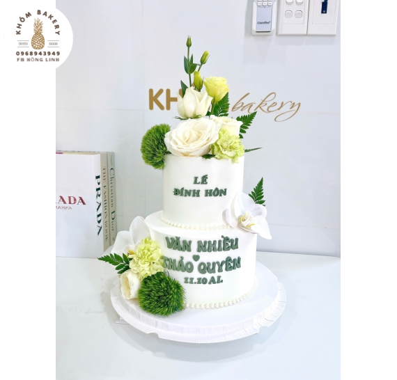 Bánh kem cưới sang trọng trang trí hoa tươi