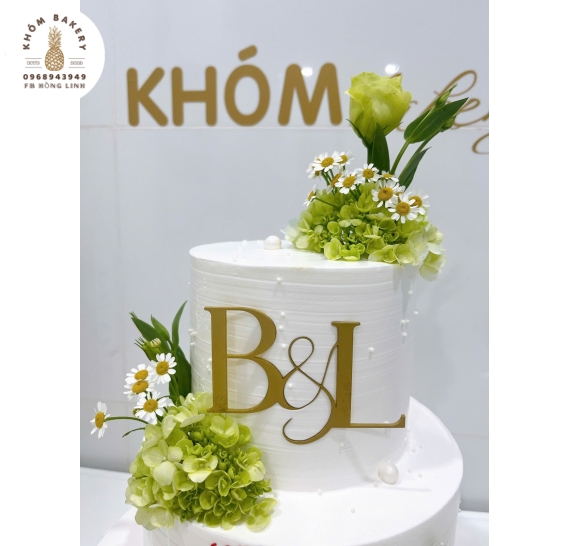 Bánh kem cưới hiện đại năm 2025 phụ kiện hoa tươi cẩm tú 