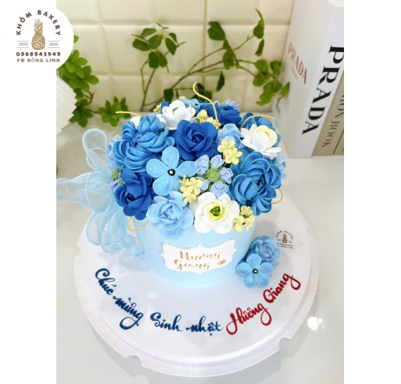 Bánh hộp hoa tone xanh