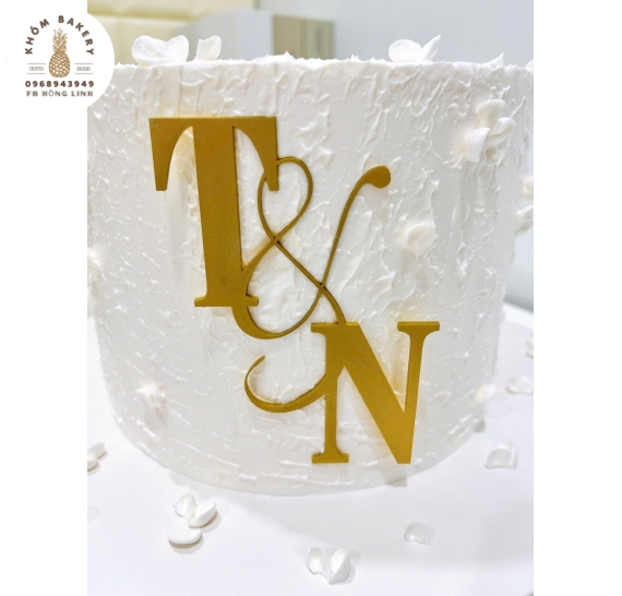 Bánh kem cưới tone trắng mẫu bánh đẹp 2025