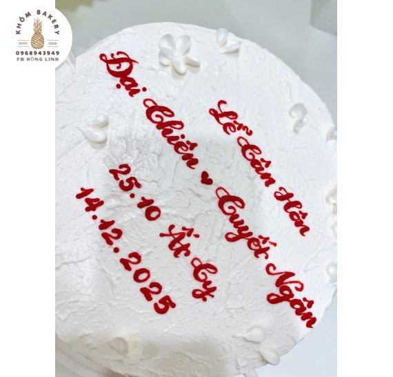 Bánh kem cưới tone trắng mẫu bánh đẹp 2025