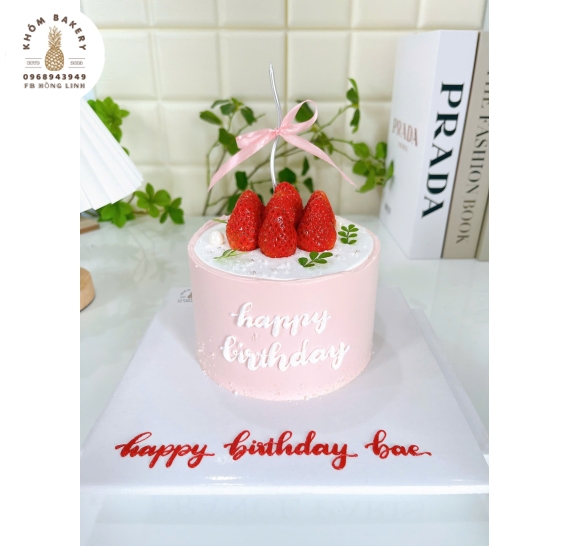 Bánh kem nữ trang trí tone đơn giản mix dâu tây