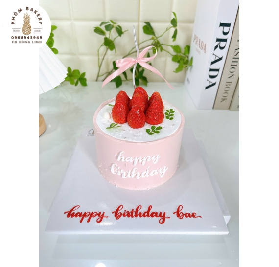 Bánh kem nữ trang trí tone đơn giản mix dâu tây