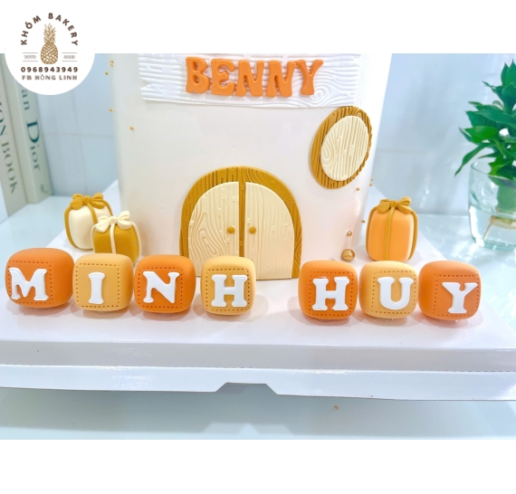 Bánh kem thôi nôi dành cho bé trai tone cam 