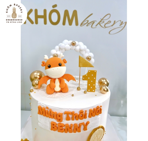 Bánh kem thôi nôi dành cho bé trai tone cam 