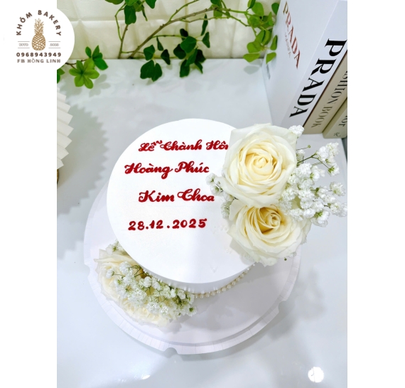 Bánh kem cưới tone trắng trang trí hoa tươi