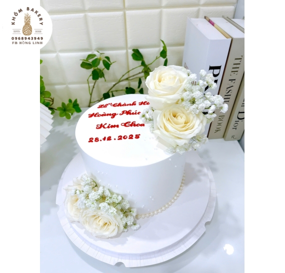 Bánh kem cưới tone trắng trang trí hoa tươi