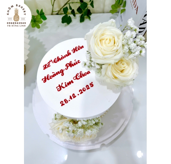 Bánh kem cưới tone trắng trang trí hoa tươi