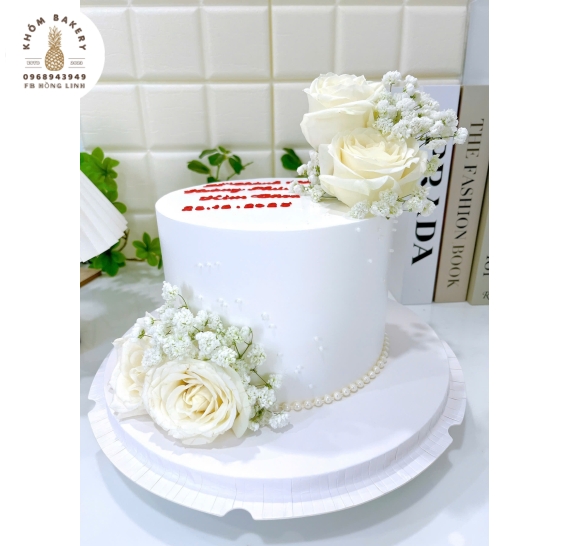 Bánh kem cưới tone trắng trang trí hoa tươi