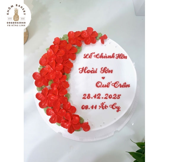 Bánh kem cưới tone trắng trang trí hoa nhí tone đỏ 