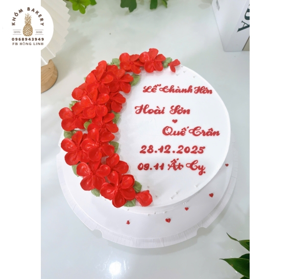 Bánh kem cưới tone trắng trang trí hoa nhí tone đỏ 