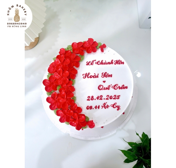 Bánh kem cưới tone trắng trang trí hoa nhí tone đỏ 