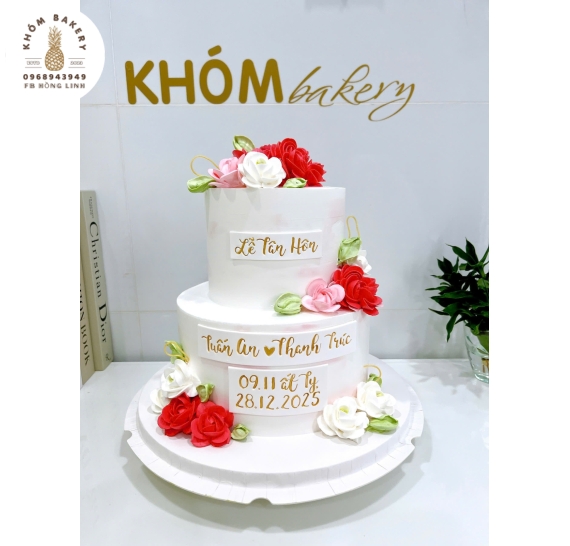 Bánh kem cưới 2 tầng tại trắng đỏ
