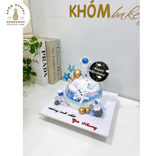 Bánh sinh nhật dành cho bé trai yêu thích phi hành gia