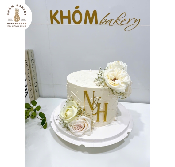Bánh kem cưới kết hợp hoa tươi hot 2026