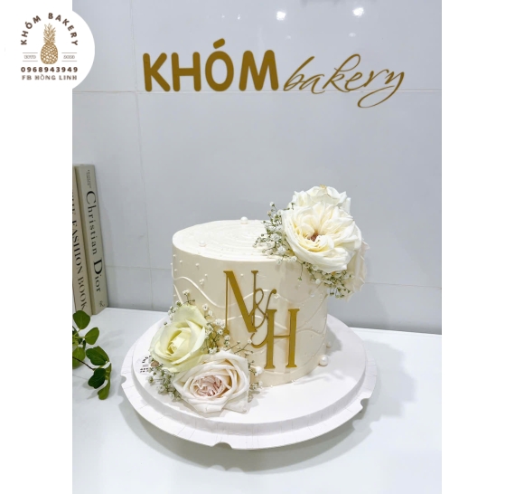 Bánh kem cưới kết hợp hoa tươi hot 2026