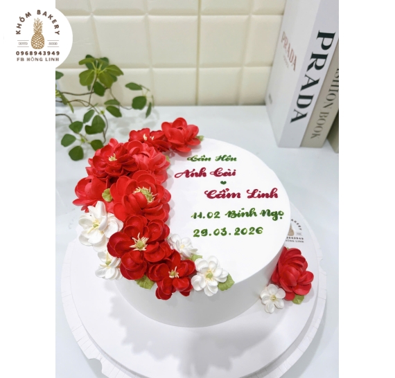Mẫu bánh kem cưới đẹp 2026 tại Long An tone đỏ bánh truyền thống