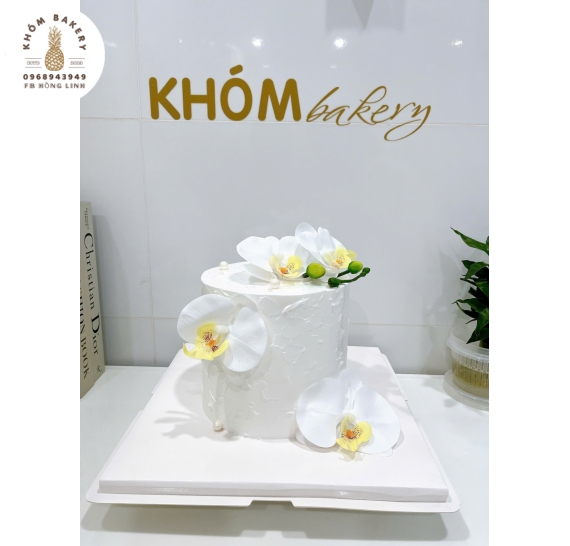 Bánh kem tone trắng kết hợp hoa lan