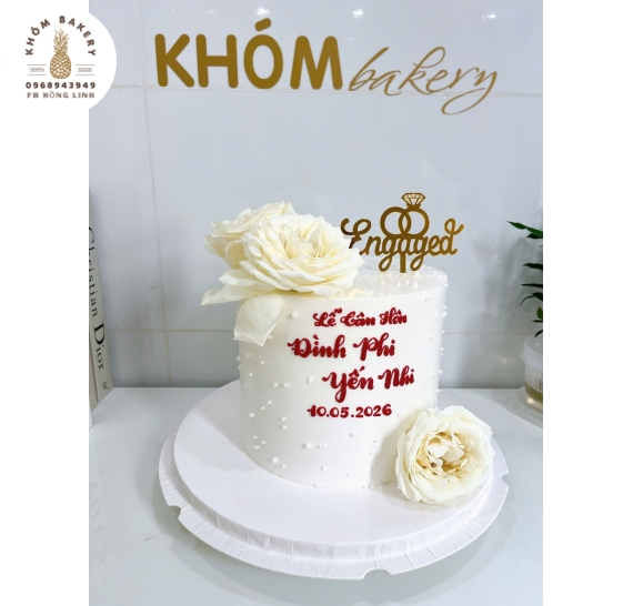 Mẫu bánh kem cưới tone trắng kết hợp hoa tươi 