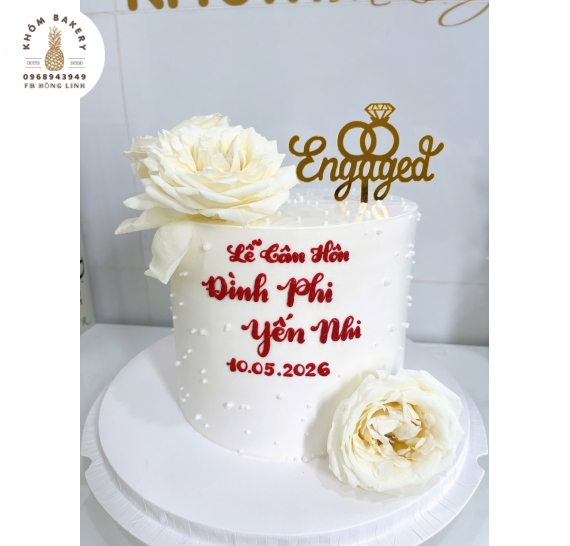 Mẫu bánh kem cưới tone trắng kết hợp hoa tươi 