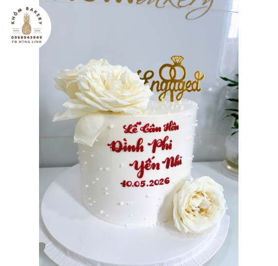 Mẫu bánh kem cưới tone trắng kết hợp hoa tươi 