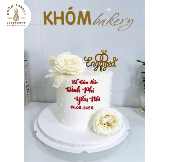 Mẫu bánh kem cưới tone trắng kết hợp hoa tươi 