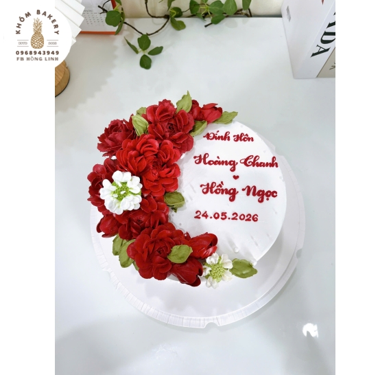 Mẫu bánh kem cưới tone đỏ bắt hoa kem 