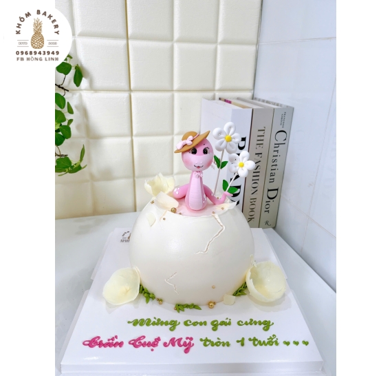 Bánh trứng kèm bé rắn tone hồng đáng yêu