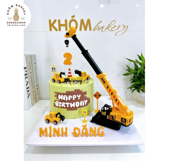 Bánh kem dành tặng cho bé trai lên 2 tuổi yêu thích xe công trình 