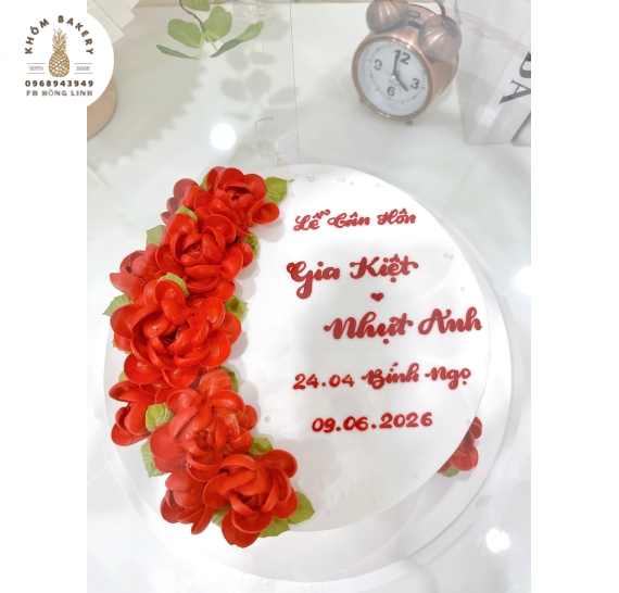 Mẫu bánh kem cưới tone đỏ bắt hoa đẹp 